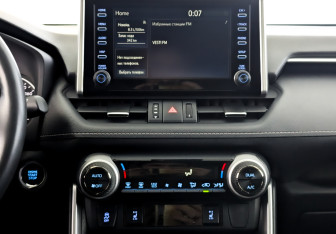 Подержанный автомобиль Toyota RAV4 2021 года (15 фото)