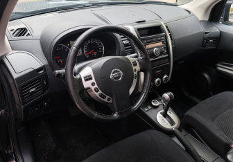 Подержанный автомобиль Nissan X-Trail 2011 года (13 фото)