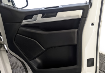 Подержанный автомобиль Volkswagen Multivan 2015 года (24 фото)
