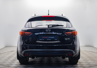 Подержанный автомобиль Infiniti QX70 2014 года (4 фото)