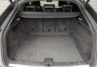 Подержанный автомобиль Audi Q8 2021 года (10 фото)