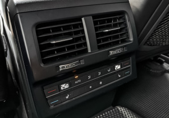 Подержанный автомобиль Volkswagen Touareg 2020 года (26 фото)