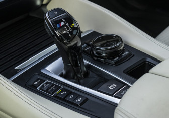 Подержанный автомобиль BMW X6 2015 года (21 фото)