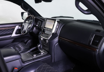 Подержанный автомобиль Toyota Land Cruiser Suv 2017 года (11 фото)