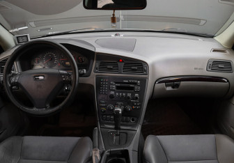 Подержанный автомобиль Volvo S60 2002 года (11 фото)