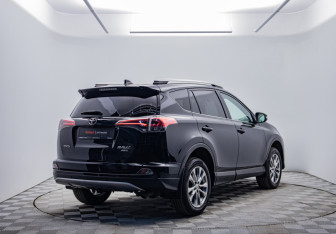 Подержанный автомобиль Toyota RAV4 2016 года (5 фото)