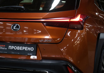 Подержанный автомобиль Lexus UX 2018 года (21 фото)