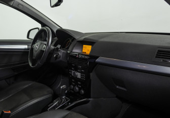 Подержанный автомобиль Opel Astra Sedan 2013 года (9 фото)