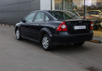 Подержанный автомобиль Ford Focus Sedan 2006 года (7 фото)
