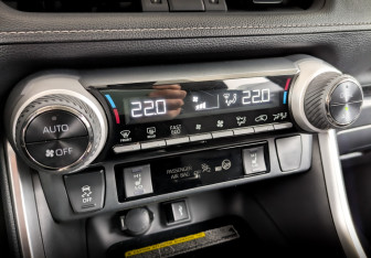 Подержанный автомобиль Toyota RAV4 2020 года (27 фото)