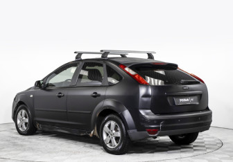 Подержанный автомобиль Ford Focus Hatchback 2007 года (7 фото)