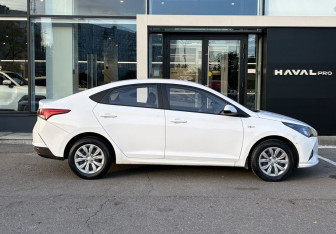 Подержанный автомобиль Hyundai Solaris Sedan 2021 года (4 фото)