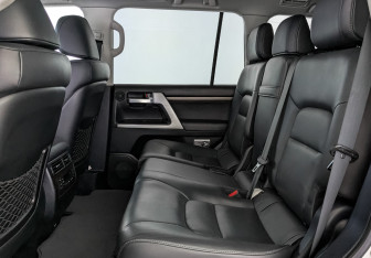 Подержанный автомобиль Toyota Land Cruiser Suv 2016 года (18 фото)