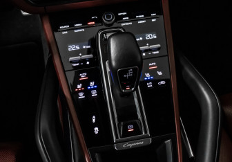 Подержанный автомобиль Porsche Cayenne 2018 года (21 фото)