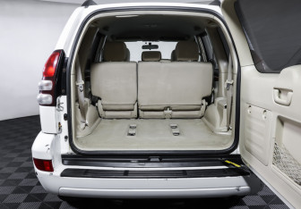 Подержанный автомобиль Toyota Land Cruiser Prado 2004 года (10 фото)