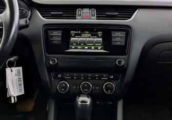 Подержанный автомобиль Skoda Octavia Liftback 2015 года (15 фото)