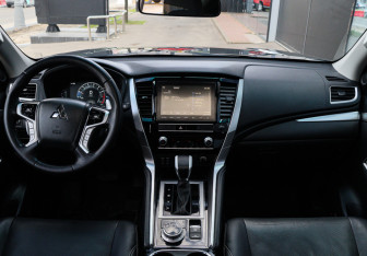 Подержанный автомобиль Mitsubishi Montero Sport 2021 года (9 фото)