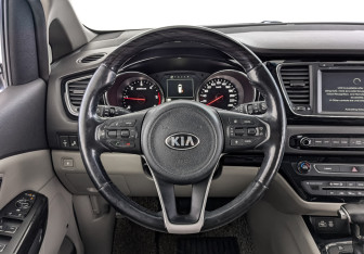 Подержанный автомобиль Kia Carnival 2017 года (22 фото)