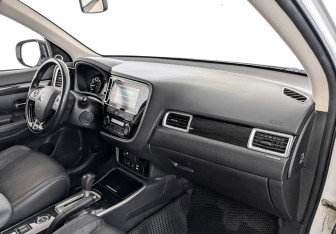 Подержанный автомобиль Mitsubishi Outlander 2018 года (11 фото)