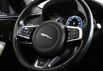 Подержанный автомобиль Jaguar F-Pace 2016 года (15 фото)