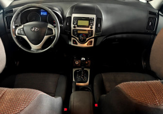 Подержанный автомобиль Hyundai i30 Hatchback 2010 года (11 фото)