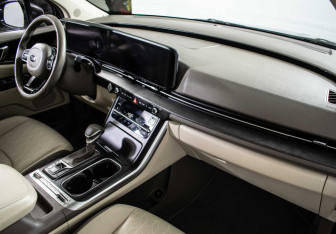Подержанный автомобиль Kia Carnival 2021 года (10 фото)