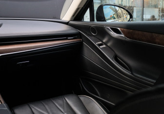 Подержанный автомобиль Genesis G80 2021 года (17 фото)