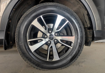 Подержанный автомобиль Toyota RAV4 2016 года (18 фото)