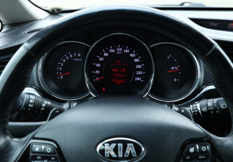 Подержанный автомобиль Kia Ceed Hatchback 2013 года (11 фото)