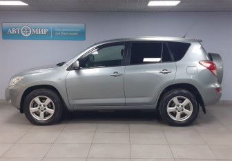 Подержанный автомобиль Toyota RAV4 2007 года (8 фото)