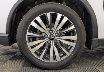Подержанный автомобиль Mitsubishi Outlander 2019 года (12 фото)