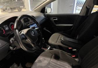 Подержанный автомобиль Volkswagen Polo Sedan 2015 года (18 фото)