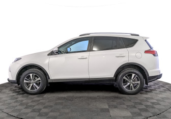 Подержанный автомобиль Toyota RAV4 2019 года (8 фото)