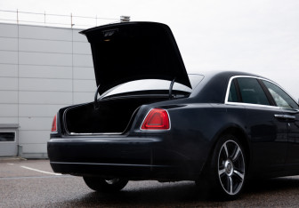 Подержанный автомобиль Rolls-Royce Ghost 2010 года (34 фото)