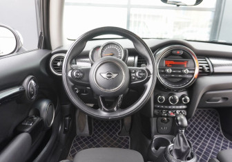 Подержанный автомобиль MINI Hatch 2014 года (12 фото)