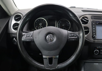Подержанный автомобиль Volkswagen Tiguan 2011 года (16 фото)