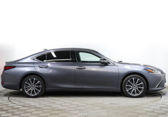 Подержанный автомобиль Lexus ES 2021 года (4 фото)