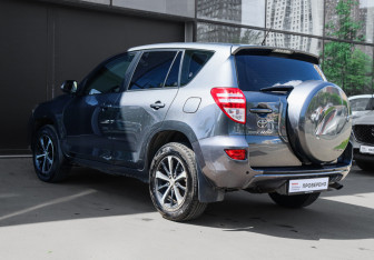 Подержанный автомобиль Toyota RAV4 2012 года (6 фото)