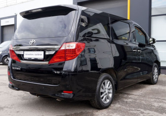 Подержанный автомобиль Toyota Alphard 2012 года (5 фото)