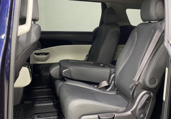 Подержанный автомобиль Kia Carnival 2021 года (24 фото)