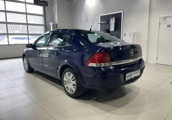 Подержанный автомобиль Opel Astra Sedan 2008 года (6 фото)