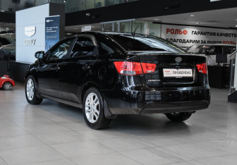Подержанный автомобиль Kia Cerato Sedan 2010 года (6 фото)