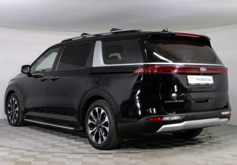 Подержанный автомобиль Kia Carnival 2021 года (7 фото)