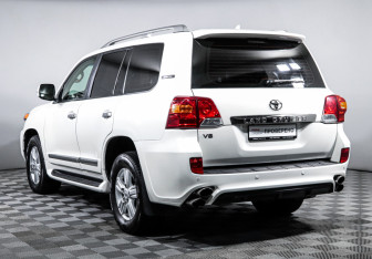 Подержанный автомобиль Toyota Land Cruiser Suv 2014 года (7 фото)