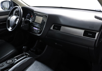 Подержанный автомобиль Mitsubishi Outlander 2014 года (11 фото)