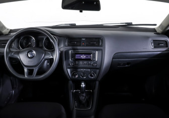 Подержанный автомобиль Volkswagen Jetta Sedan 2015 года (12 фото)