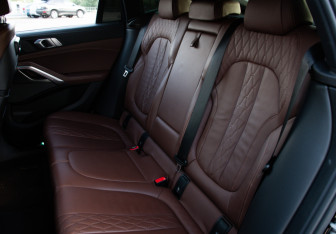 Подержанный автомобиль BMW X6 2020 года (11 фото)