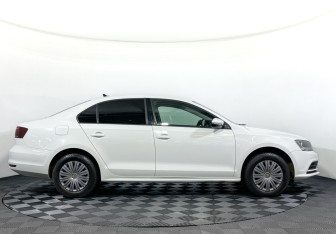 Подержанный автомобиль Volkswagen Jetta Sedan 2018 года (4 фото)