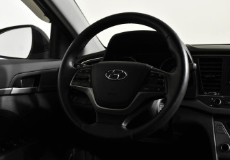 Подержанный автомобиль Hyundai Elantra Sedan 2018 года (12 фото)