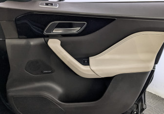 Подержанный автомобиль Jaguar F-Pace 2017 года (25 фото)